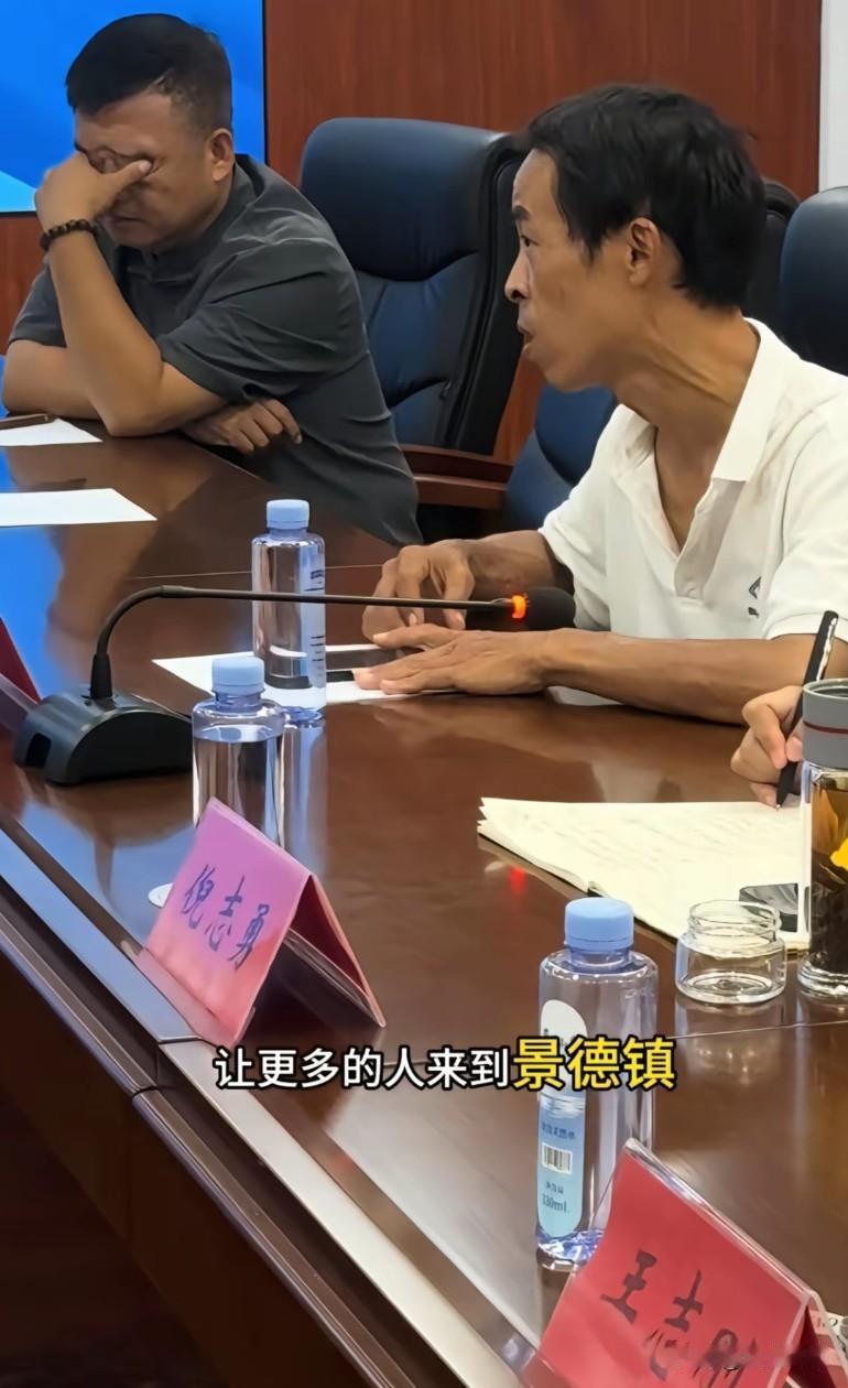 局长怎么也没想到有一天会跟地摊鸡排一起商务，眼珠子快扣下来了，也没想明白
别人都