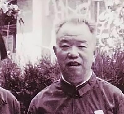 1971年，开国大将王树声到部队看望女儿，不料被警卫兵拦下：“请您排队等候，领表