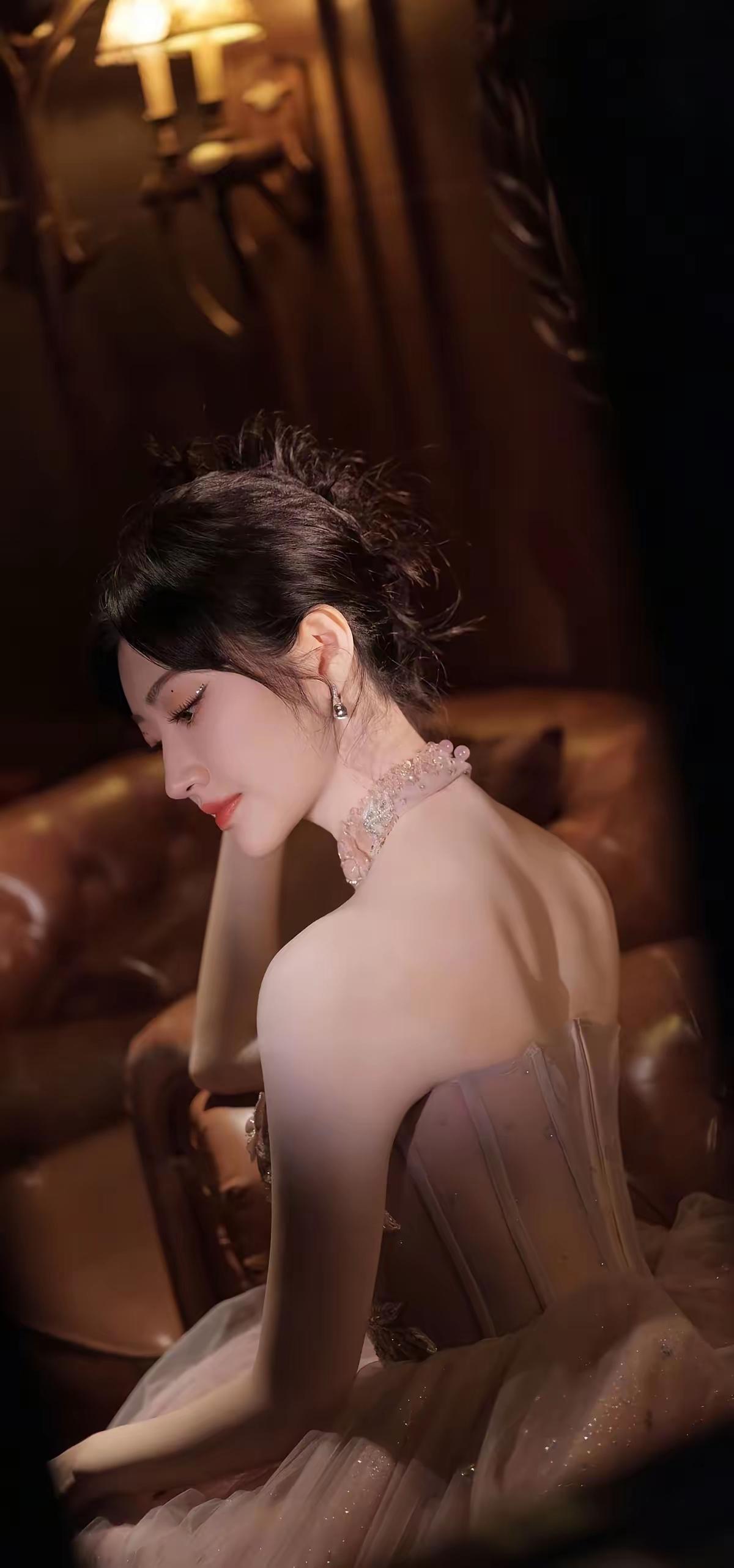 景甜确实是绝美的，
但即使是“人间富贵花”，也会有凋谢的时候，
也许平淡，才是生