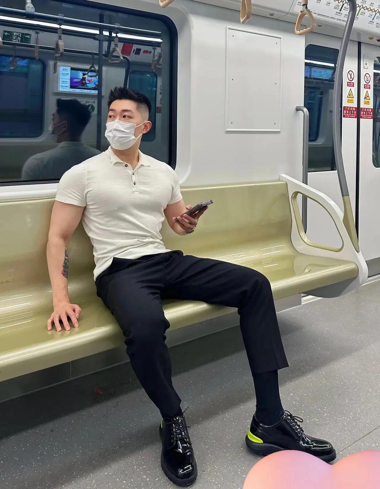 条件优渥的大龄剩女看到这样的男孩儿，还会要彩礼吗？还会百般挑剔吗？答案是肯定不会