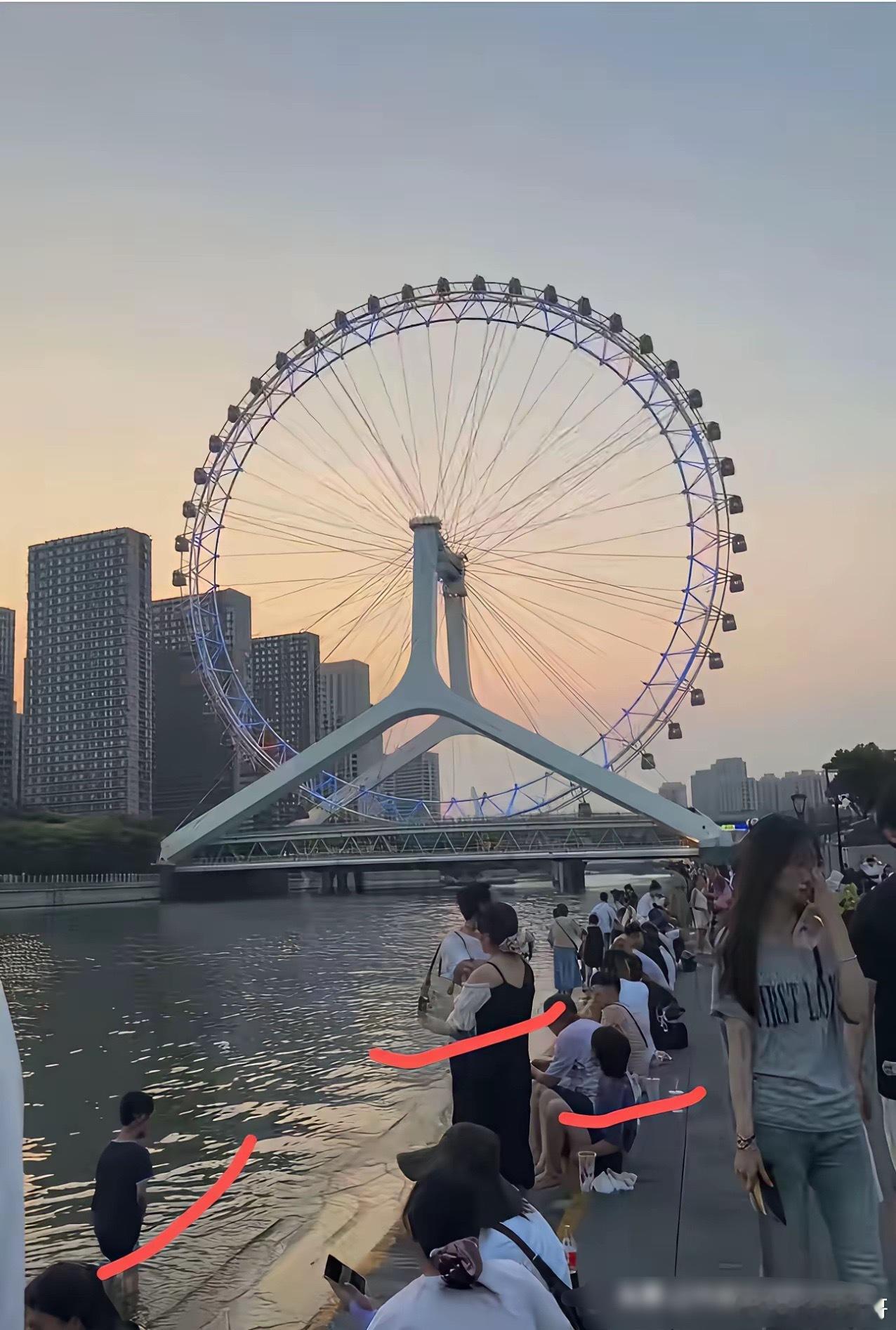 这不是天灾人祸，完全可以避免的！小儿子就踩在河边的台阶上，当母亲的不闻不问也不管