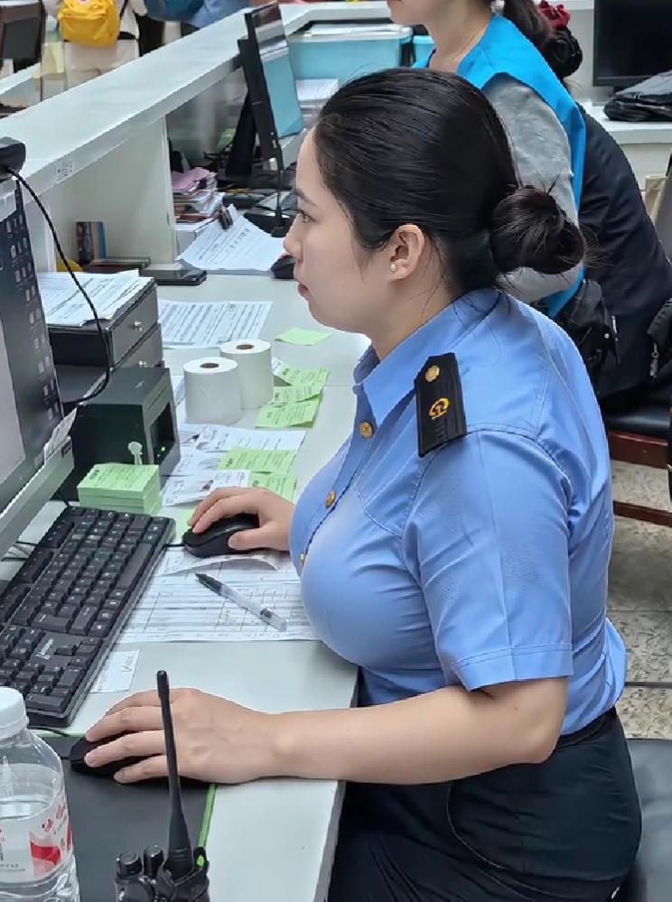 在高铁站候车厅，看到铁路部门女职工正在认真工作，有两点让我印象深刻。一是丰满的胸