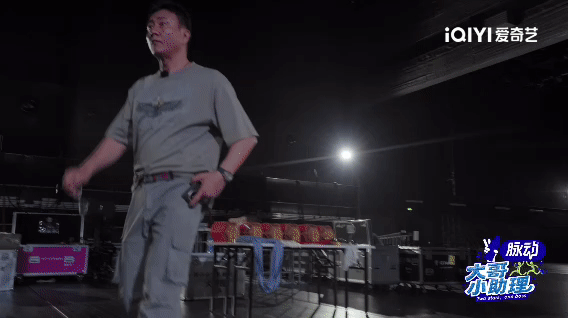 胡军李乃文把陈丽君弄丢了 两个人还在互相交流去哪找人，讨论各种可能性，完全没有意