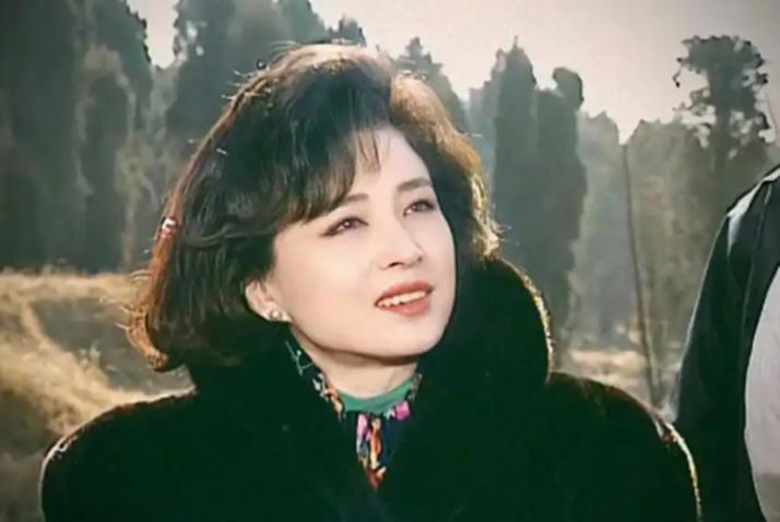 韩国头号美女74岁没嫁人，并非找不到对象，而是父亲一句话绑了她43年。

信源：