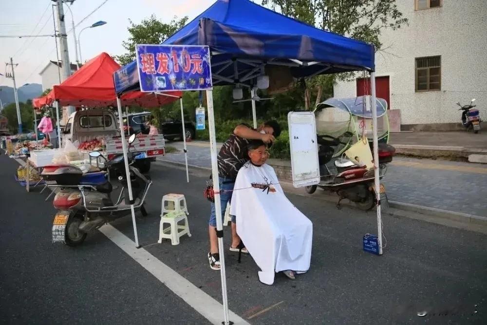 不是理发店消费不起，而是路边理发更有性价比，有没有发现国内各大中小城市都开始出现