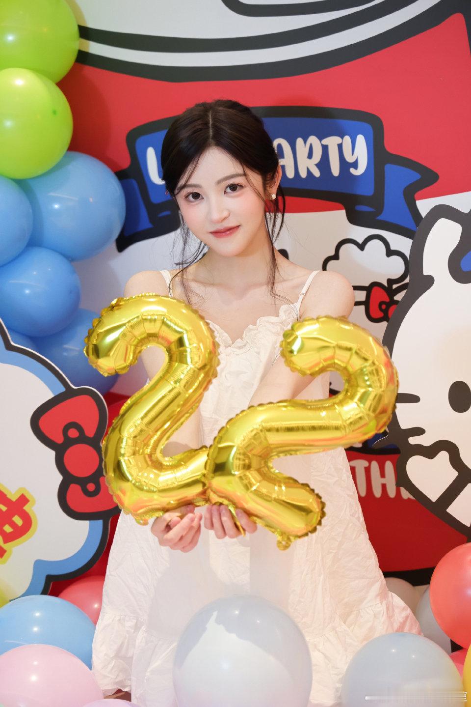 饶嘉迪是丞磊和周也的花童吗丞磊周也带着饶嘉迪的画面好有爱，小花童全程乖乖的，可爱