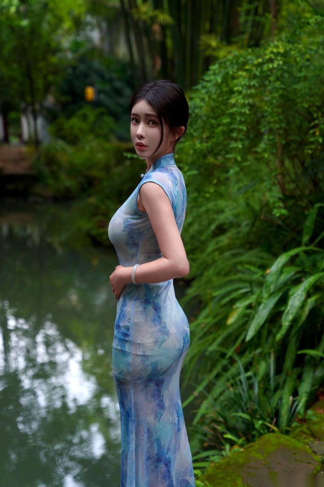 朋友圈刷到一张旗袍照，绝了。
那种感觉，就像整个江南的梅雨季，都心甘情愿为她一个