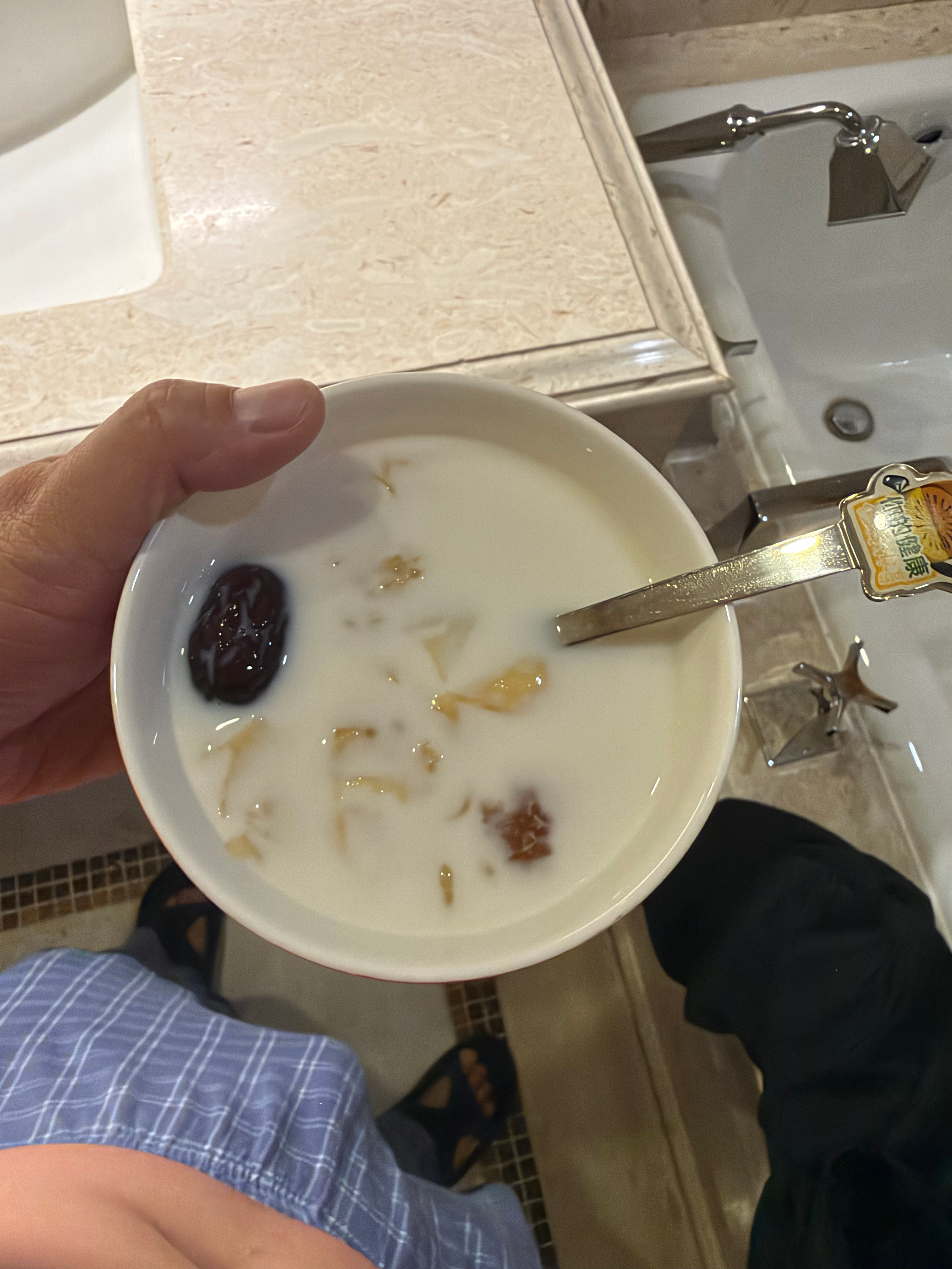 我给某某亲手调制的桃胶蜂蜜椰奶。 ​​​