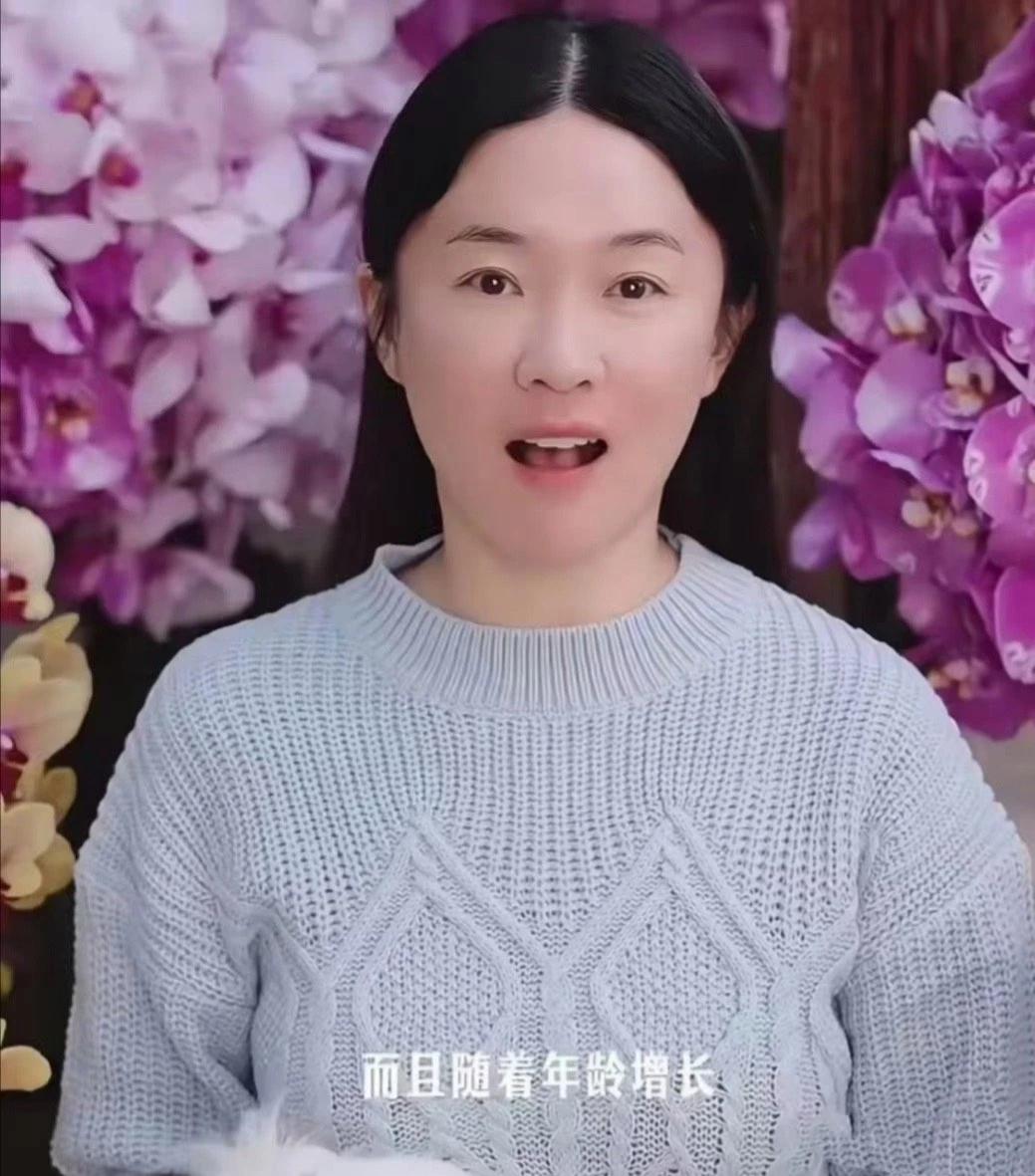 霍思燕现在不用刻意显摆，一看就知道过得挺滋润，而且她的皮肤保养得真好！