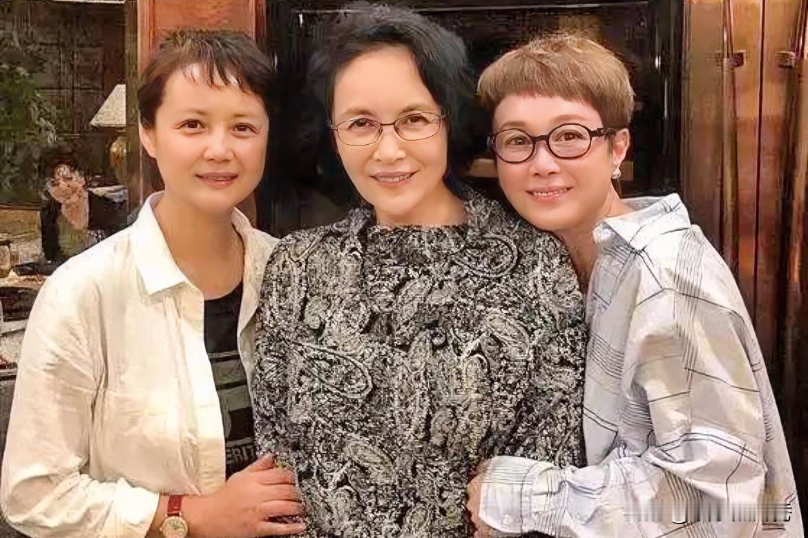 宋晓英两边的“厂花”，左边是茹萍，右边这位大家还能认出来吗？

宋晓英虽然没有她