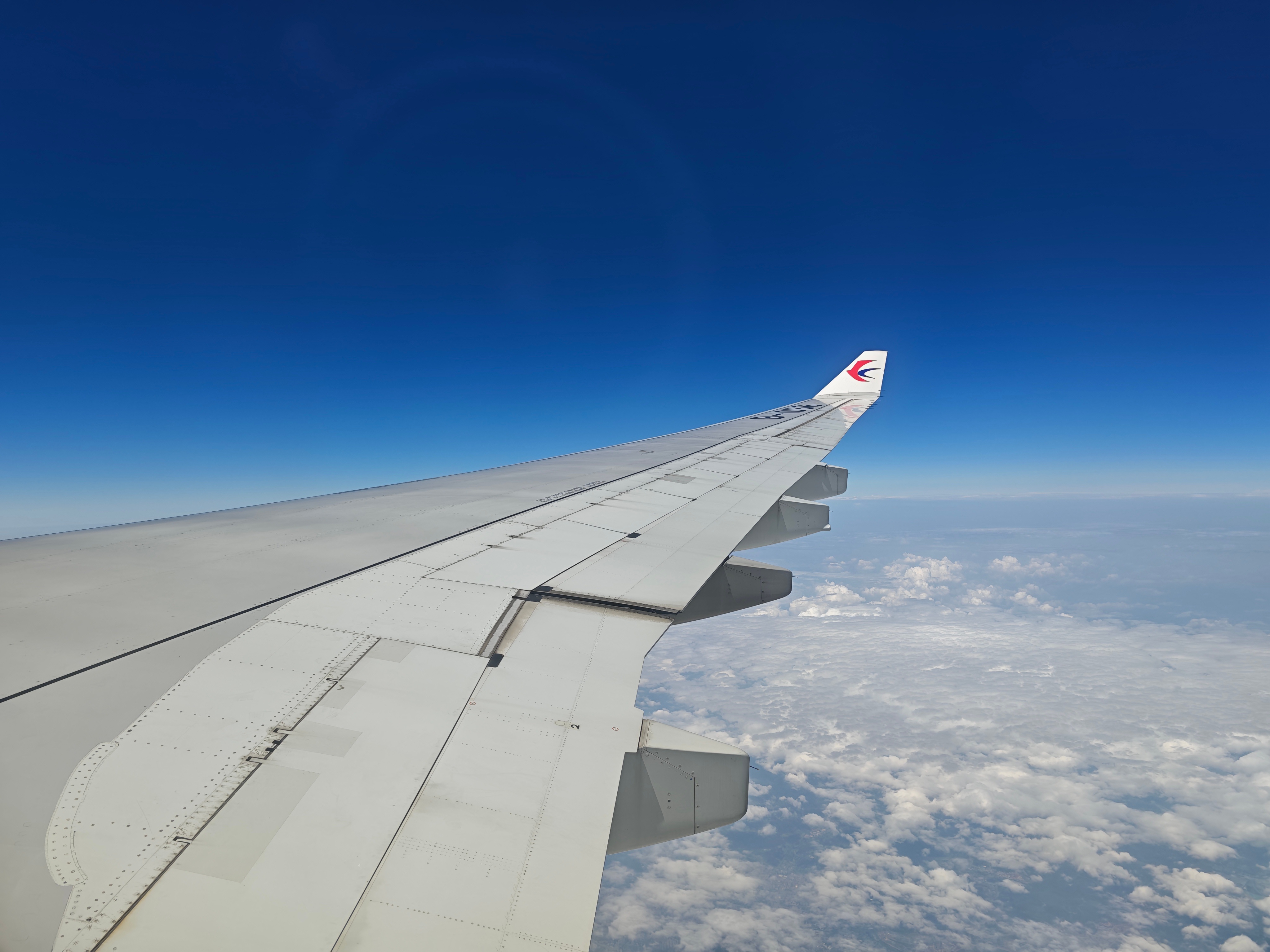 一年起码得坐100次飞机，但遇到支持空中WIFI的航班不超过3个，今天的航班都是