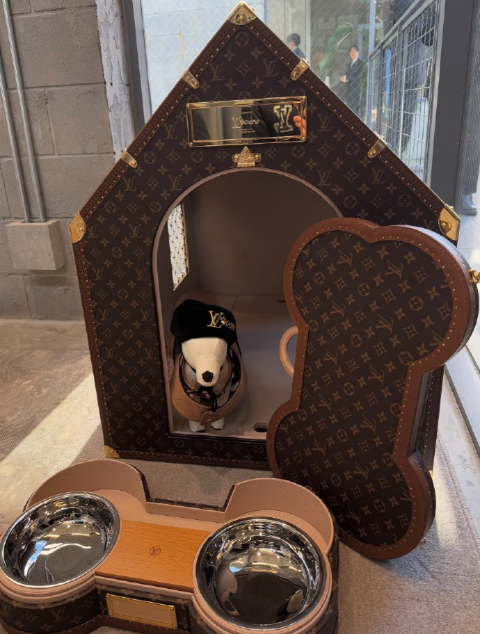 一个LV狗窝可以买一套房 一个狗窝47万，一个狗碗13万，小狗说：金窝银窝不如自