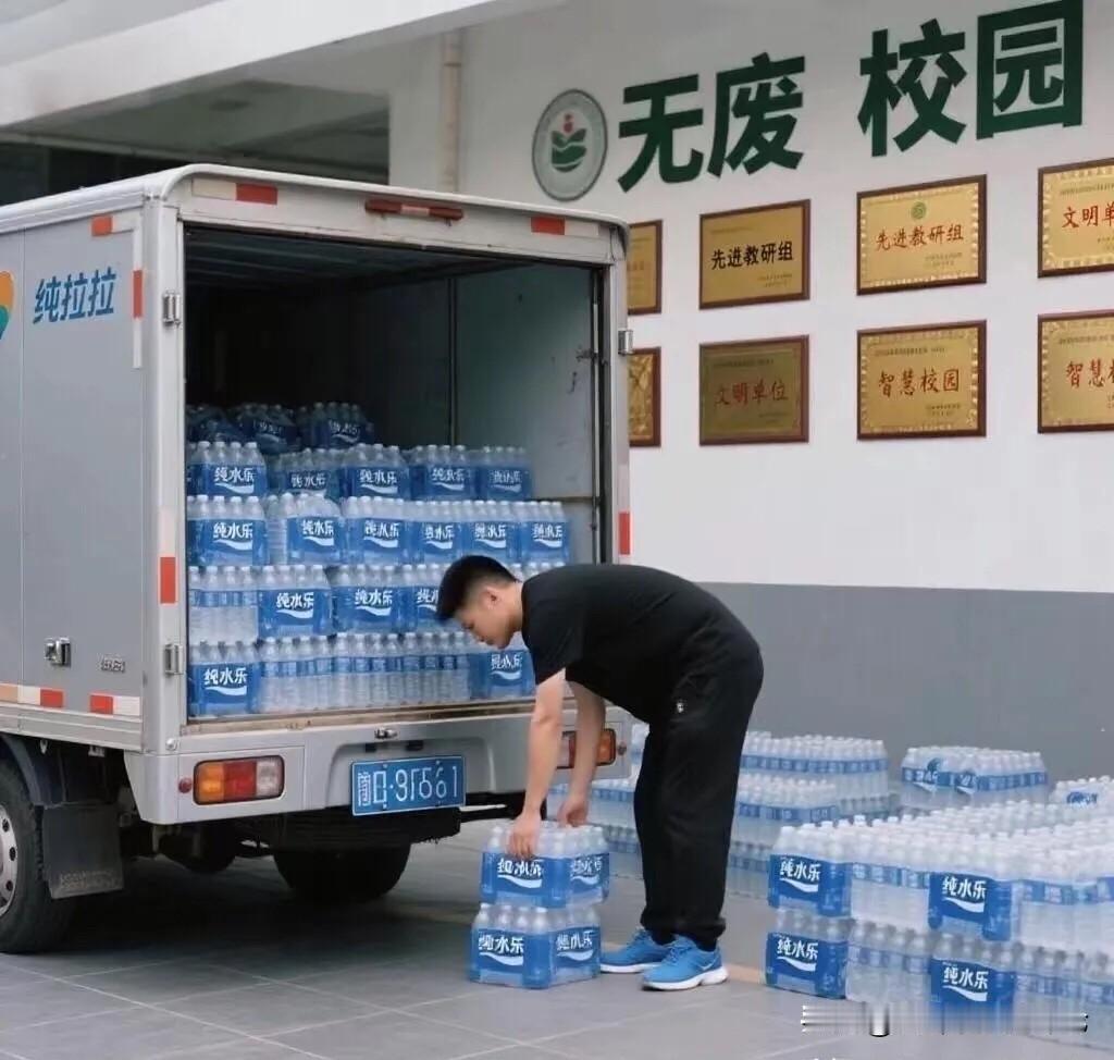 这几天有很多网友私信给我，都怪我不该不付钱给货拉拉司机。我想澄清的是，这卸货费真