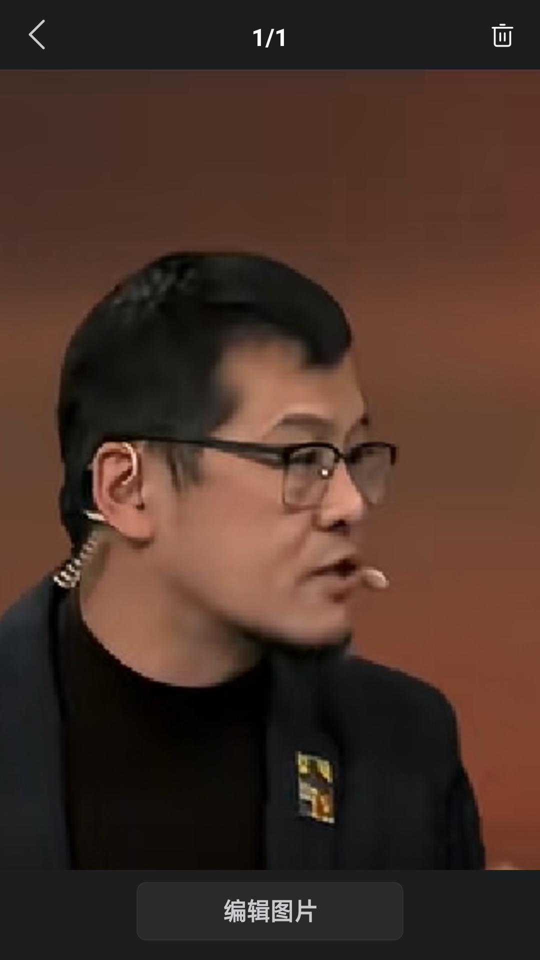 【国内知名媒体人杨毅直播时爆料詹姆斯离开湖人，最有可能与库里合体。】杨毅说:老詹