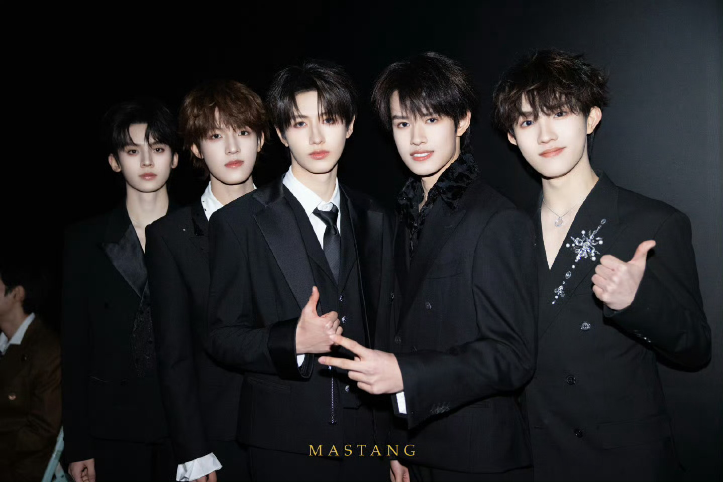 TOP登陆少年微博之夜红毯微博之夜红毯 .微博之夜出图