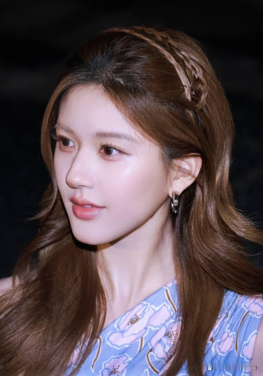 赵露思这组图很不错啊！
露思这个公主头+手拿鲜花也太绝了吧，发丝都在发光的感觉✨