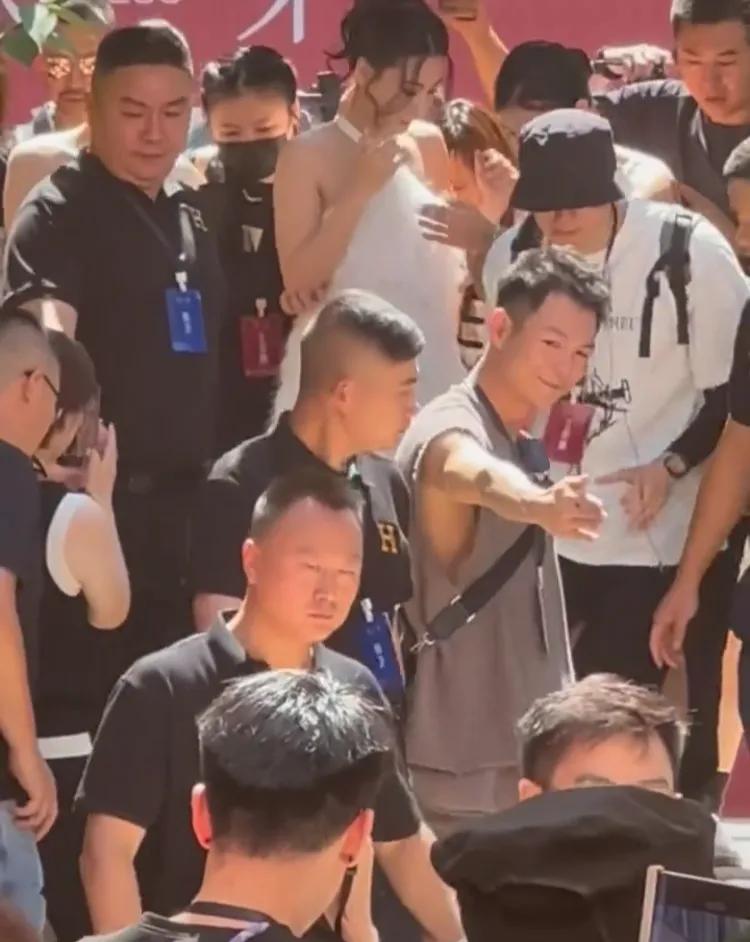 [赞][赞][赞]也不知道谢霆锋怎么想的，这么漂亮的老婆五千年第一美女[笑哭][