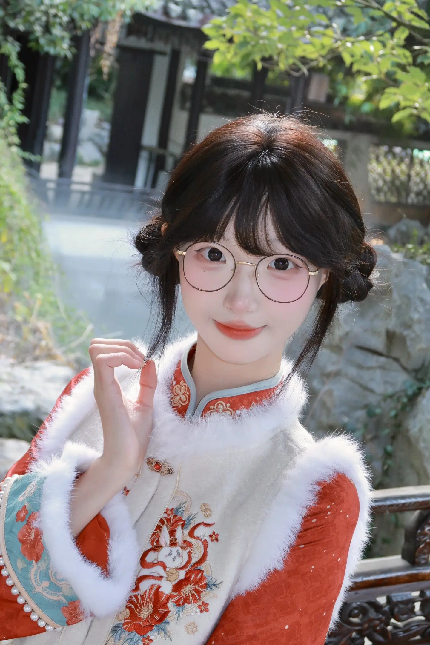 这是福娃。她祝你新的一年红红火火，请说谢谢福娃