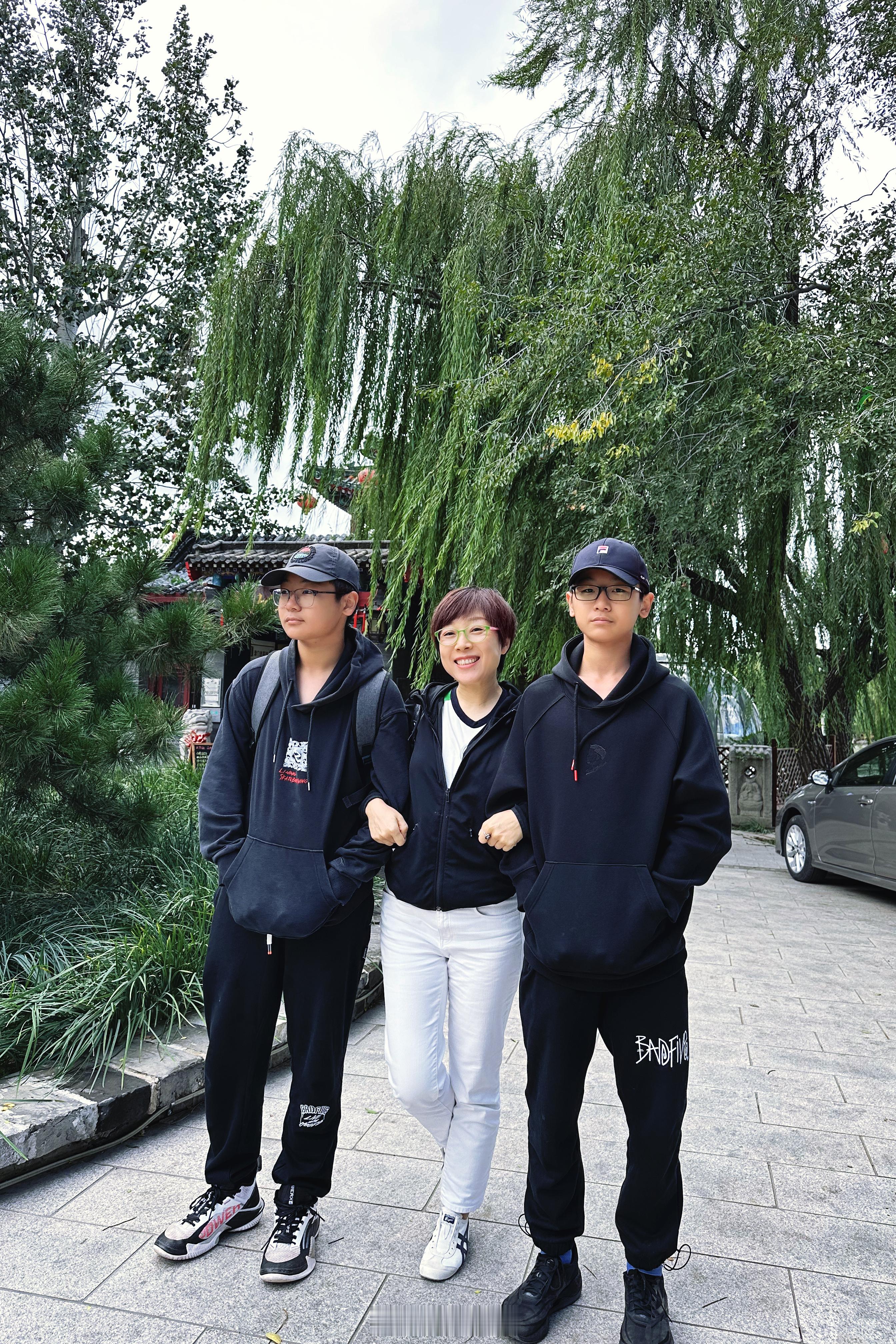 过节就是陪家人，一起逛街一起吃饭一起聊天……被迫营业的娃，跟我拍照一脸的不愿意[