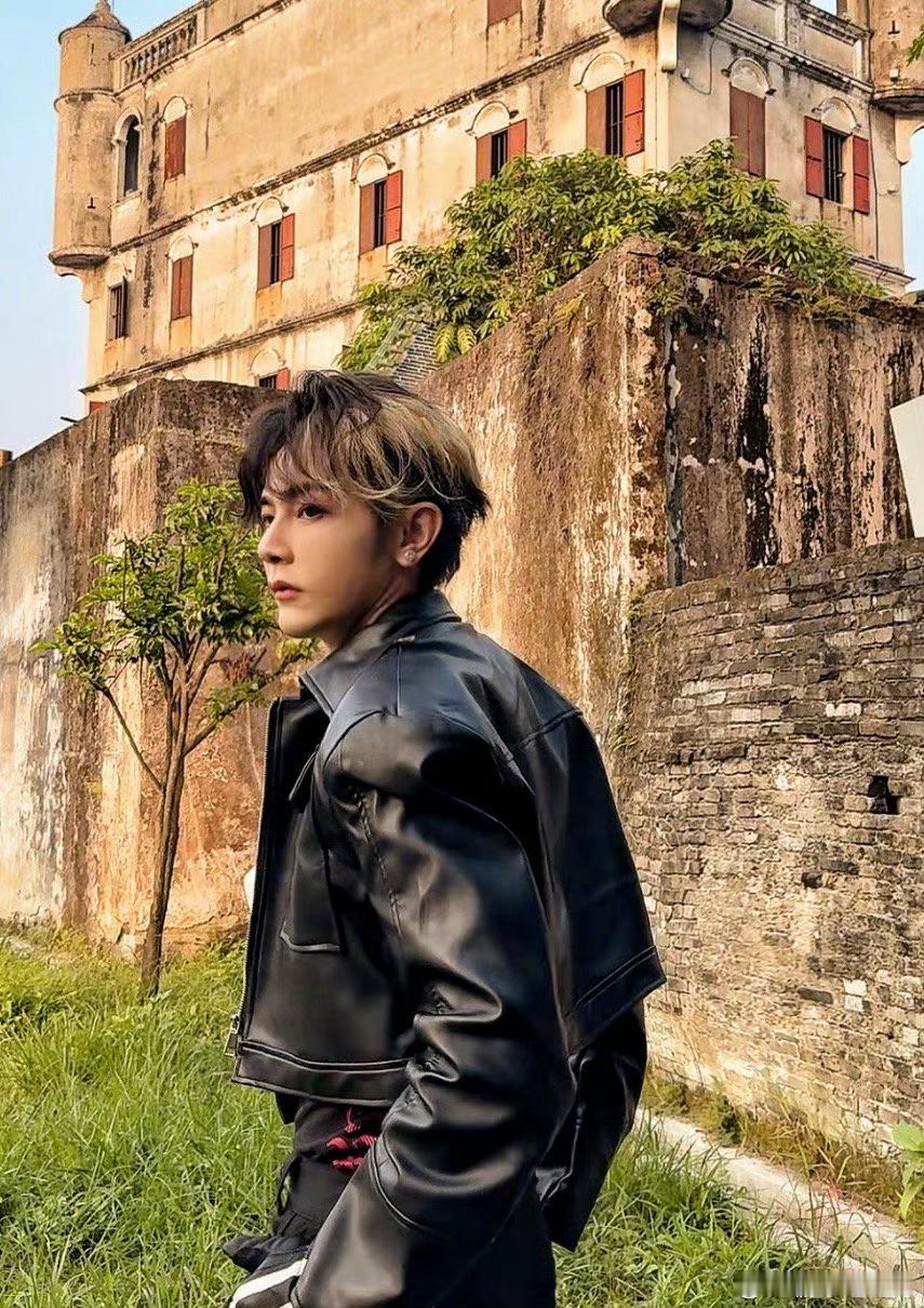 汪东城汪东城没有我cos不了的小说 没有什么能形容见到汪东城版程实的激动！他的c