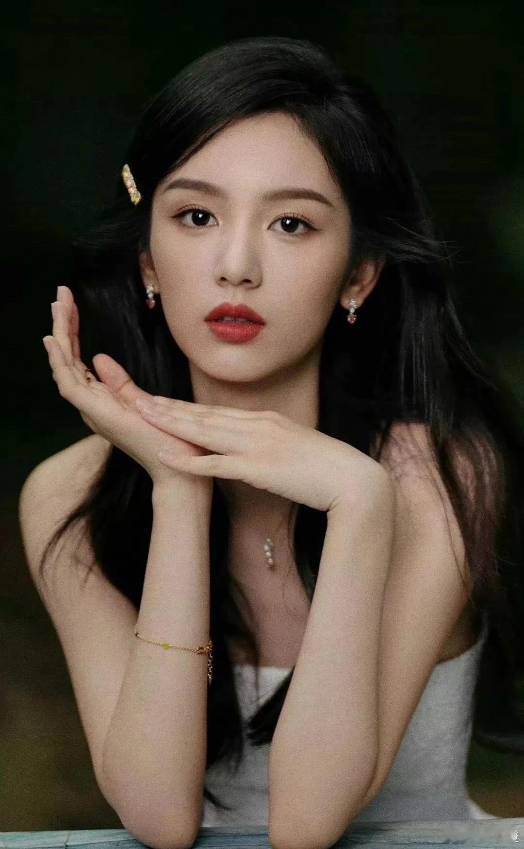 Angelababy她上半年剧能播那会儿其实就已经全面解禁了，但她之前的资源已经