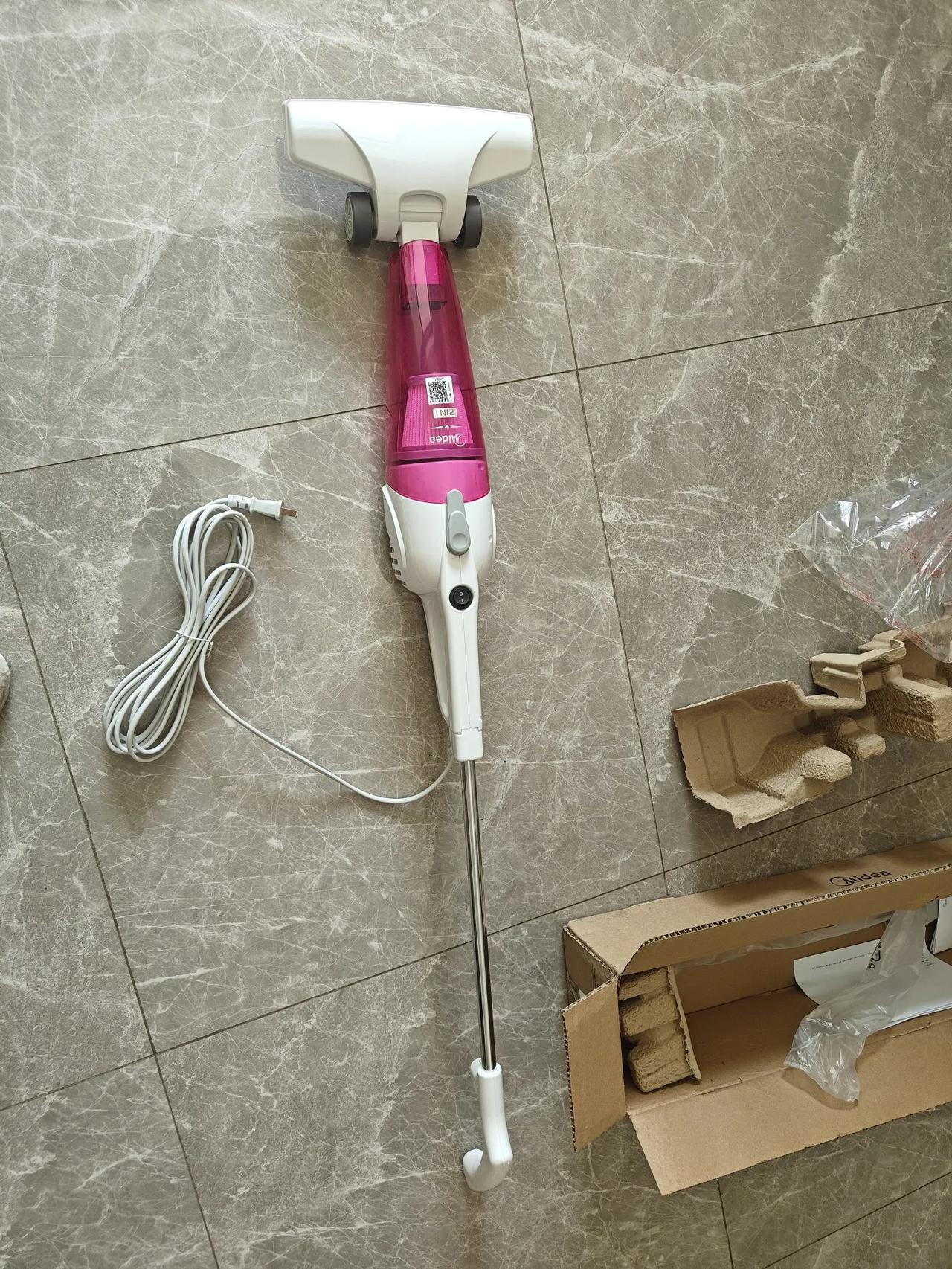 前天扔了一个吸尘器，当天下单，昨天新吸尘器就到了。美的吸尘器，价格亲民，样子可爱