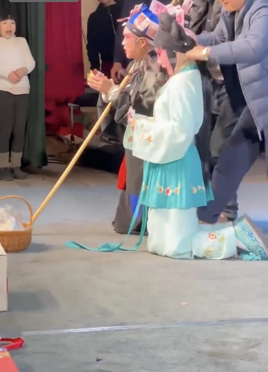 戏剧表演完居然有人用蛤蟆打赏，这哪是打赏，分明是在侮辱别人，真的是不懂得尊重人！