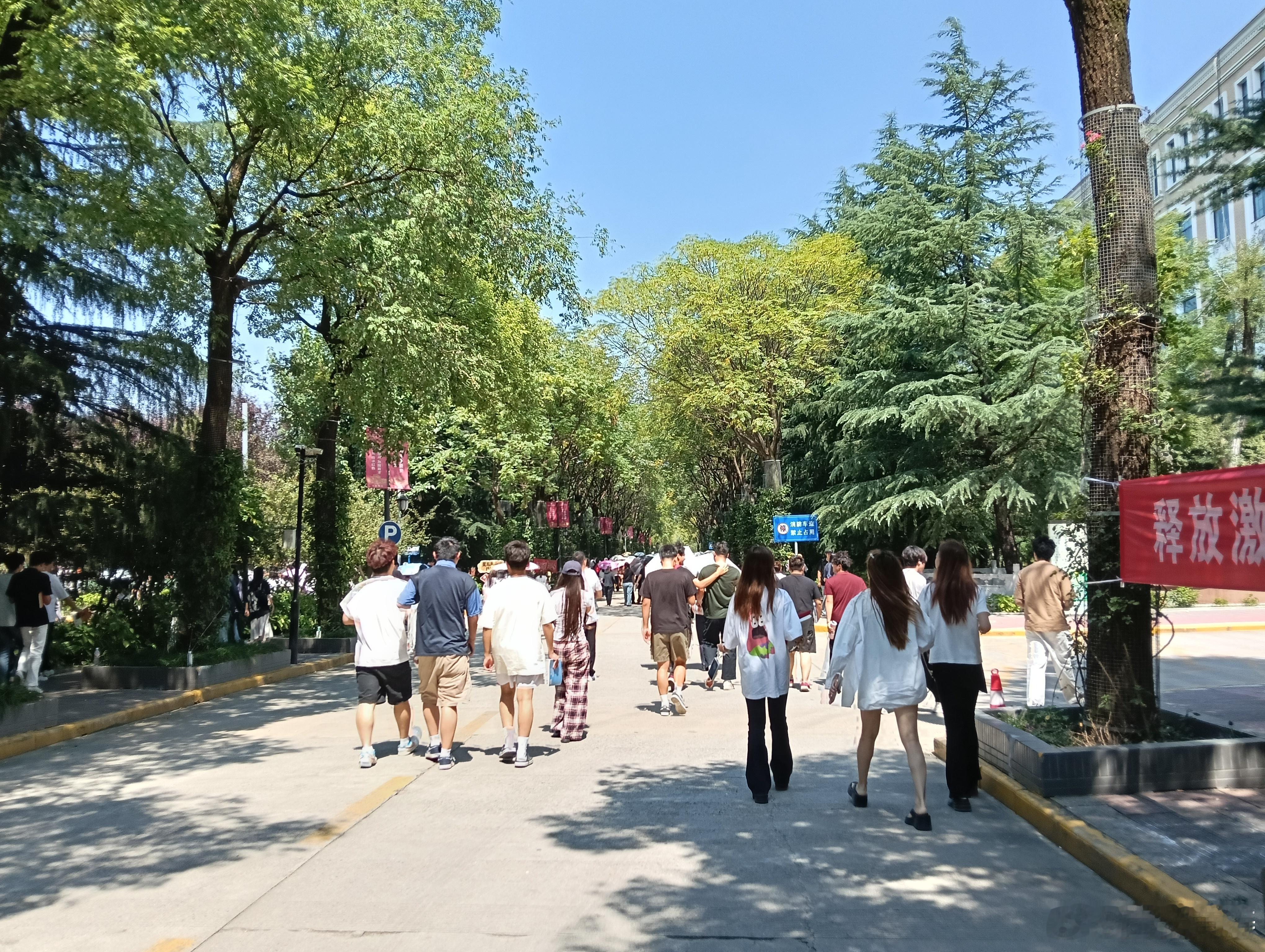 【赶第一班地铁的人很多】坐了多年第一班地铁，今天人多的，让我惊诧，勤奋者，大有人
