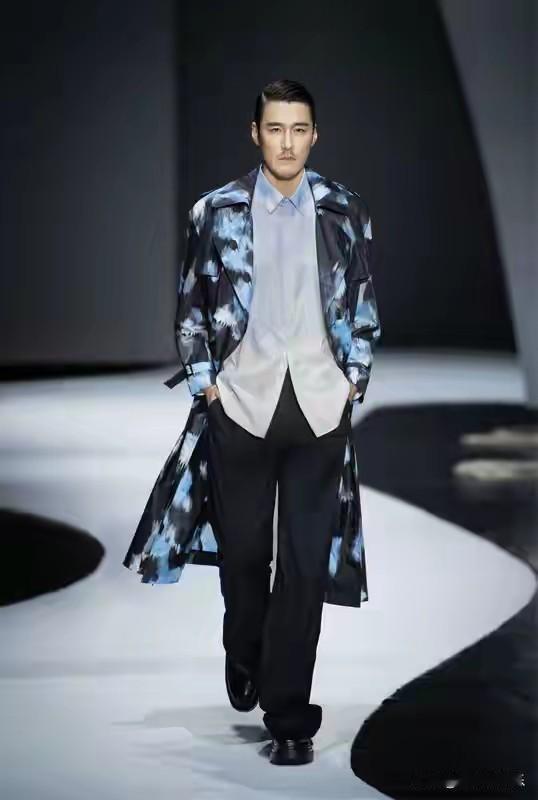 近日，2026年央视春晚彩排正如火如荼地进行，国际超模兼演员胡兵现身彩排现场，再