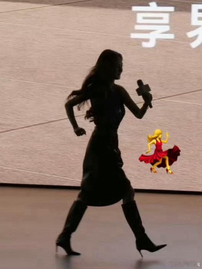 杨幂跑出了表情包跑动神态莫名撞脸表情包画面喜剧感拉满 