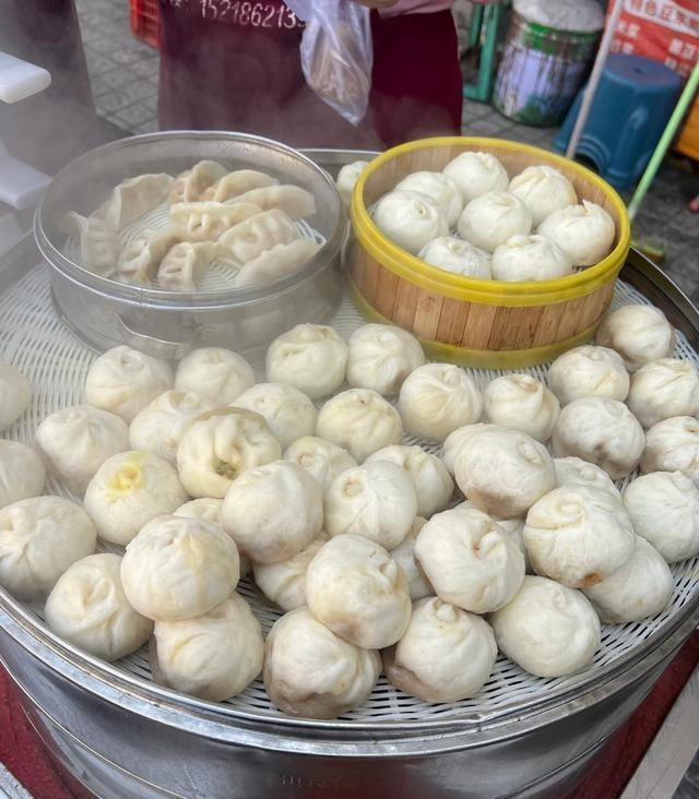 我早上买了一个包子，2块钱，忘了付钱，因为快迟到了，我拿起包子就跑，到办公室才想