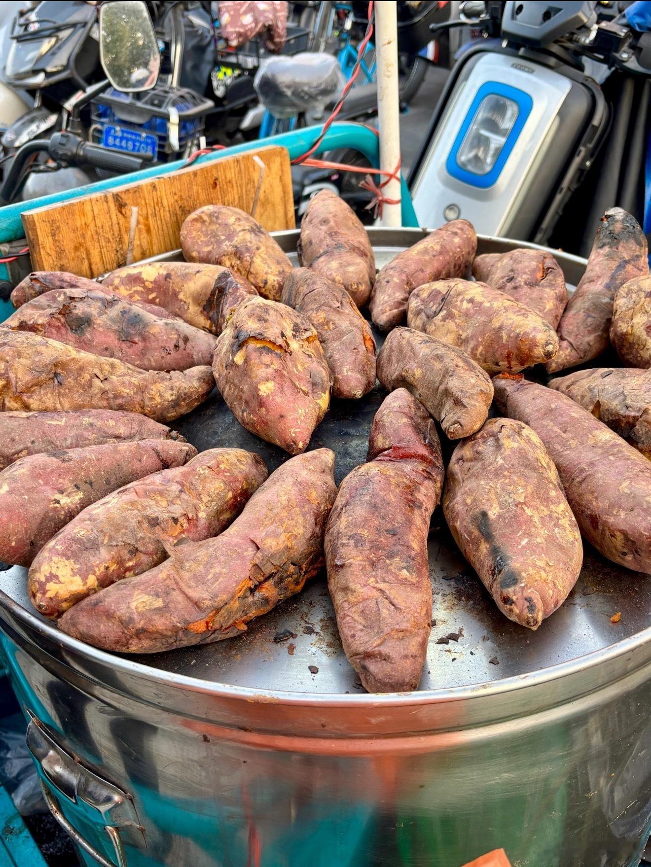 爱吃烤红薯的人天塌了冬天地铁站旁边的大桶烤红薯，每次都顺着寒风香飘十里！小时候一