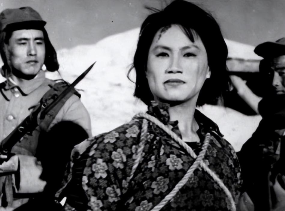 1941年，22岁的女地下党双脚被麻绳紧紧绑住，几名日本兵脸上浮现出奸笑，将她挂