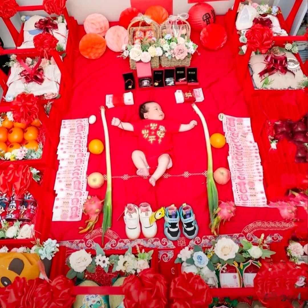 今天是傻大妮孙子的满月宴，为了这一天，一家人半个多月前就开始酝酿筹划。

王常输