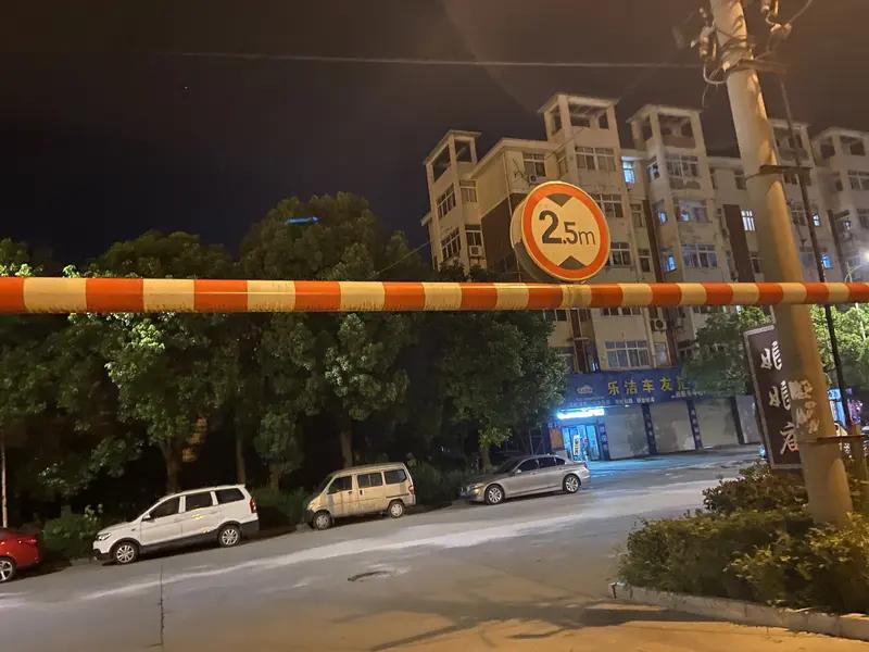 近日黑龙江黑河市一小区门口发生一起意外事故，女子在路边正常行驶，没有违章，没有乱