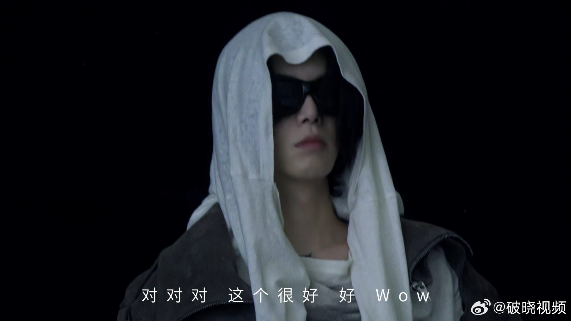 华晨宇芭莎男士封面拍摄幕后vlog华晨宇芭莎男士封面拍摄幕后vlog，片场此起彼