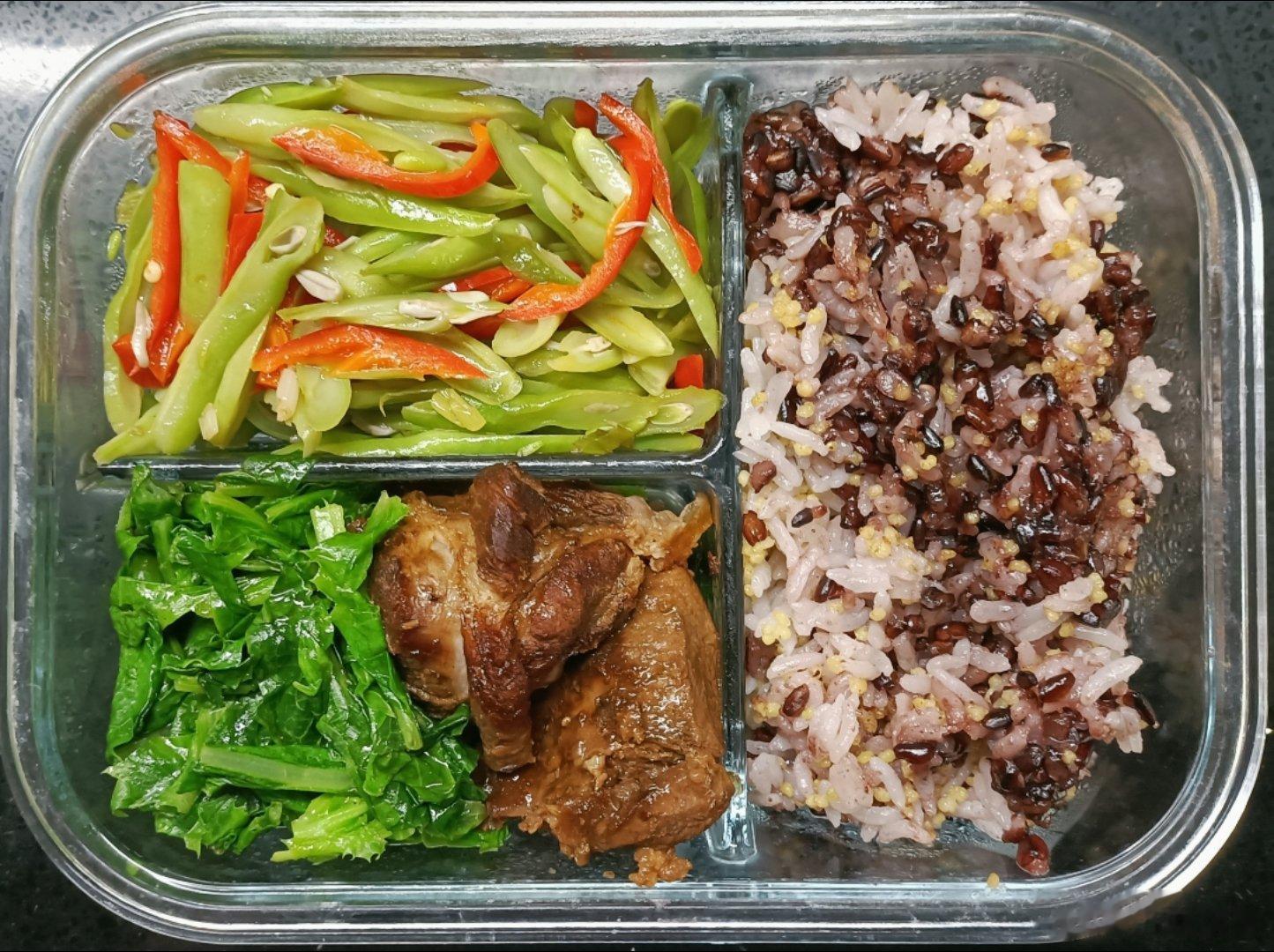 #儿子的午餐##带薪养生指南# 紫米小米大米饭，芸豆彩椒丝，水油煮莴笋叶，拆红烧