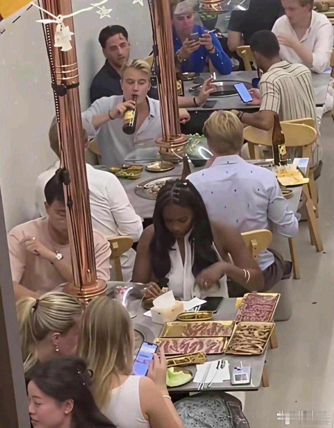 第一眼还以为拍到国外的烤肉店，满屋子外国食客，氛围感拉满！其实这家店就在国内，越