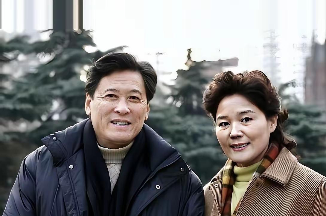 位老戏骨格局真的太少见🔥
国家一级演员，离婚23年，跟前夫做对门邻居，还专程赶
