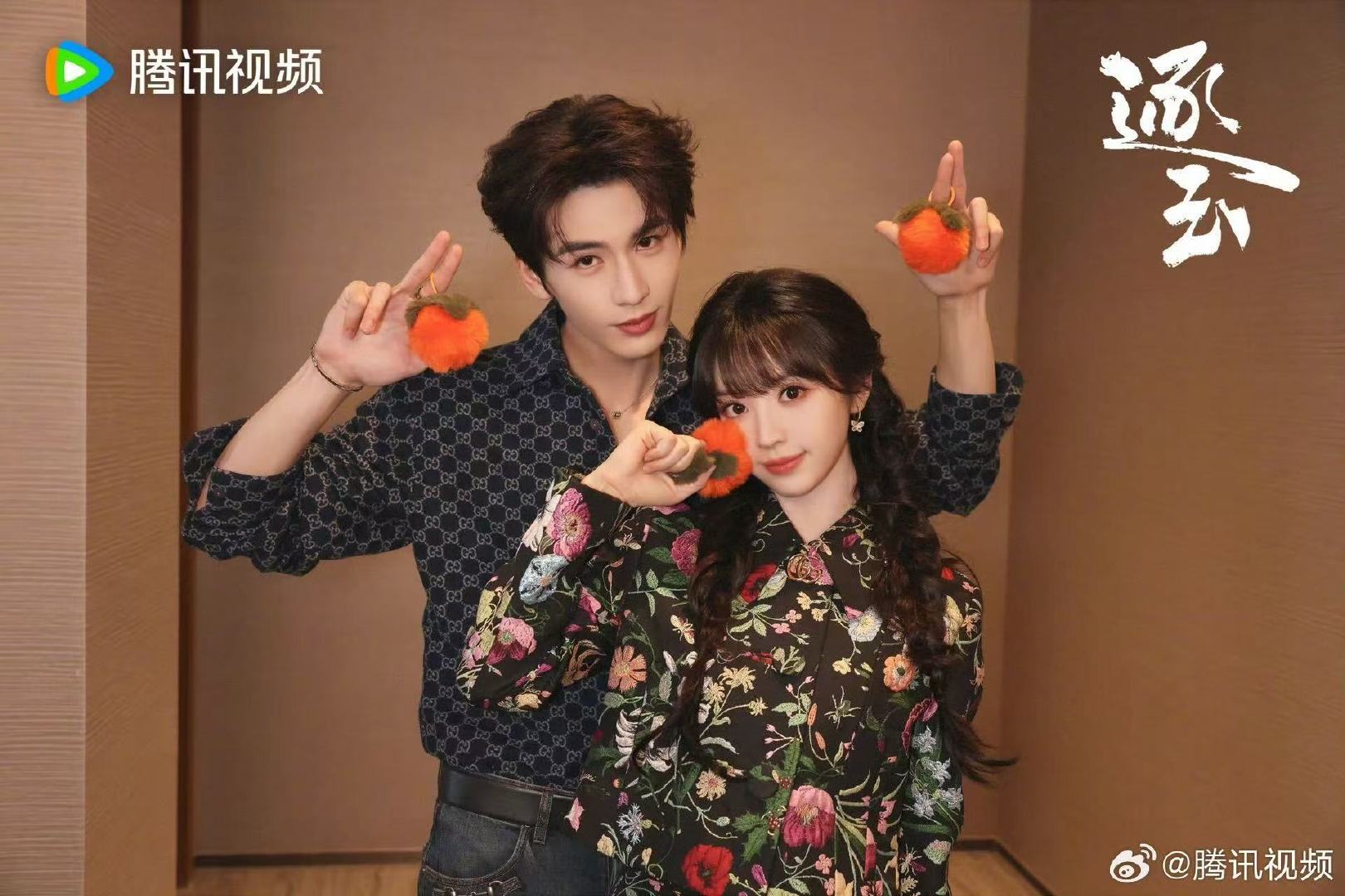 张凌赫田曦薇抬手比耶托腮wink张凌赫田曦薇好柿合照啊啊啊啊！照片里有两个萌物，