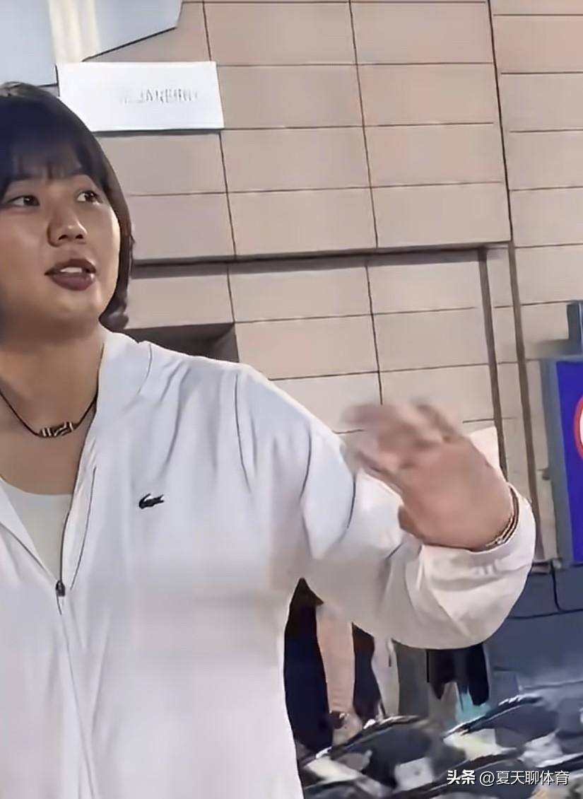 真正的母女情深！今天早上，中国女排队长龚翔宇再出发，从上海浦东机场✈️准备飞往日