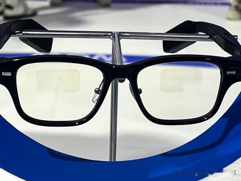 惊叹！长沙交警配备的AI眼镜，是科技与交通管理的绝妙融合。它功能强大，有车牌识别