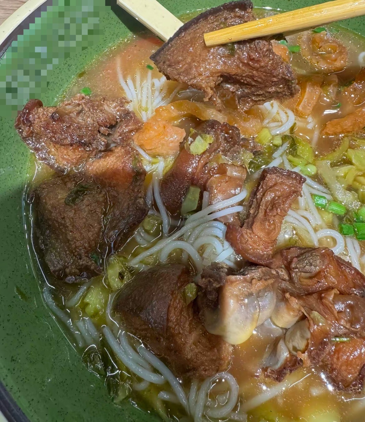 【梧州一餐饮店的粉里面全是肥猪皮肉】近日，网友吐槽：广西梧州 某电竞楼下粉店，我