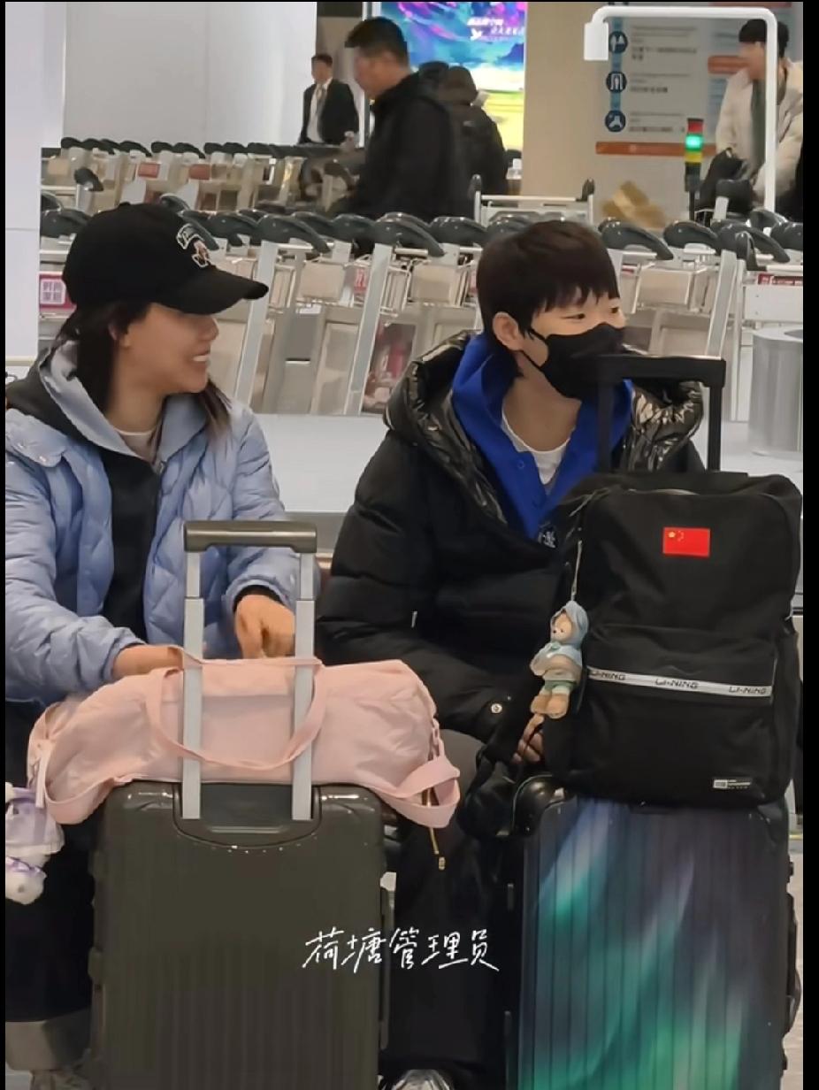 刷到在机场等行李的王曼昱和陈幸同！
刚结束紧张的赛事，她俩终于能好好休整一下了。