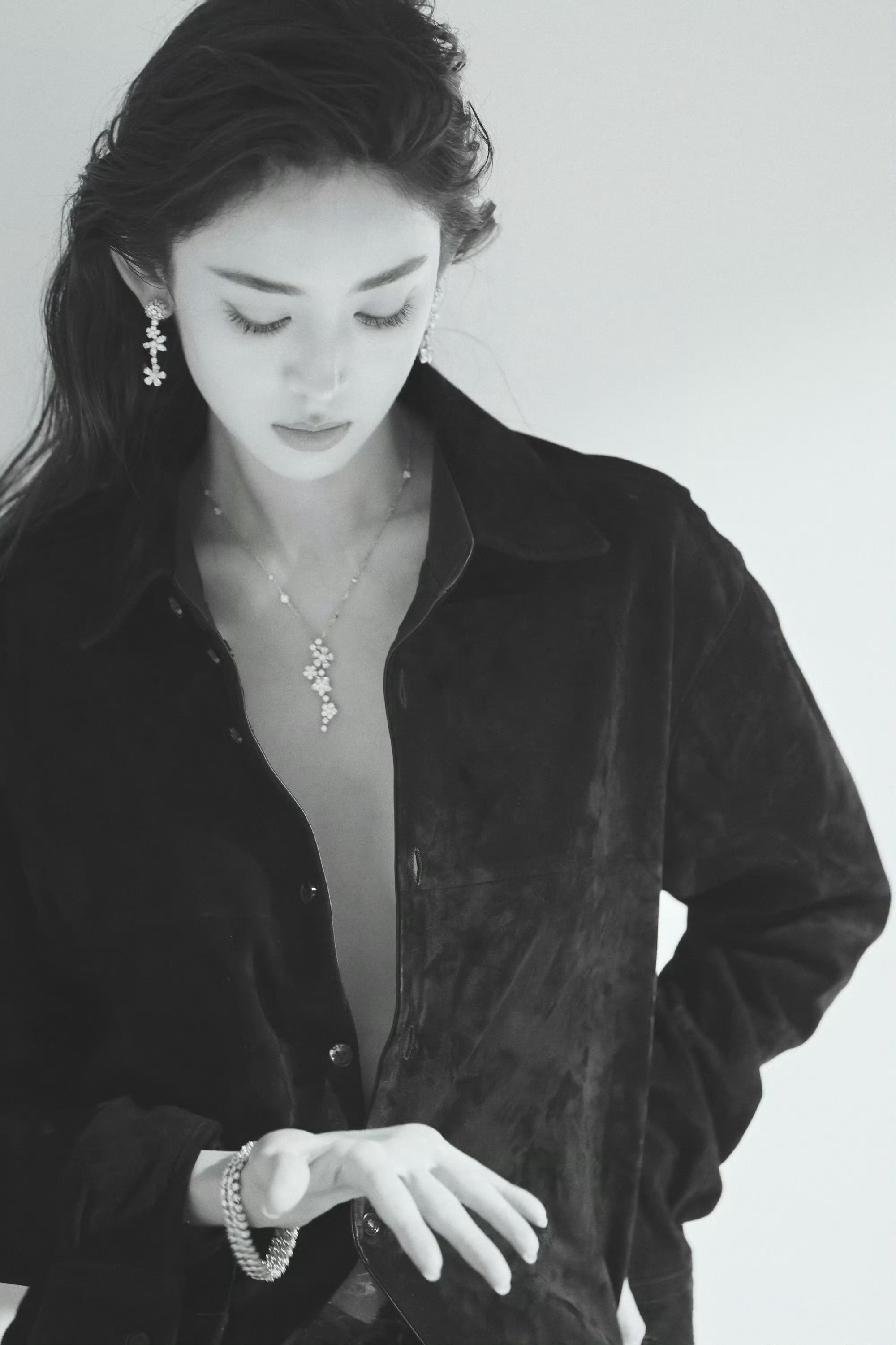 娜扎  x  芭莎珠宝七月刊，佩戴PIAGET及Tiffany & Co. 两套