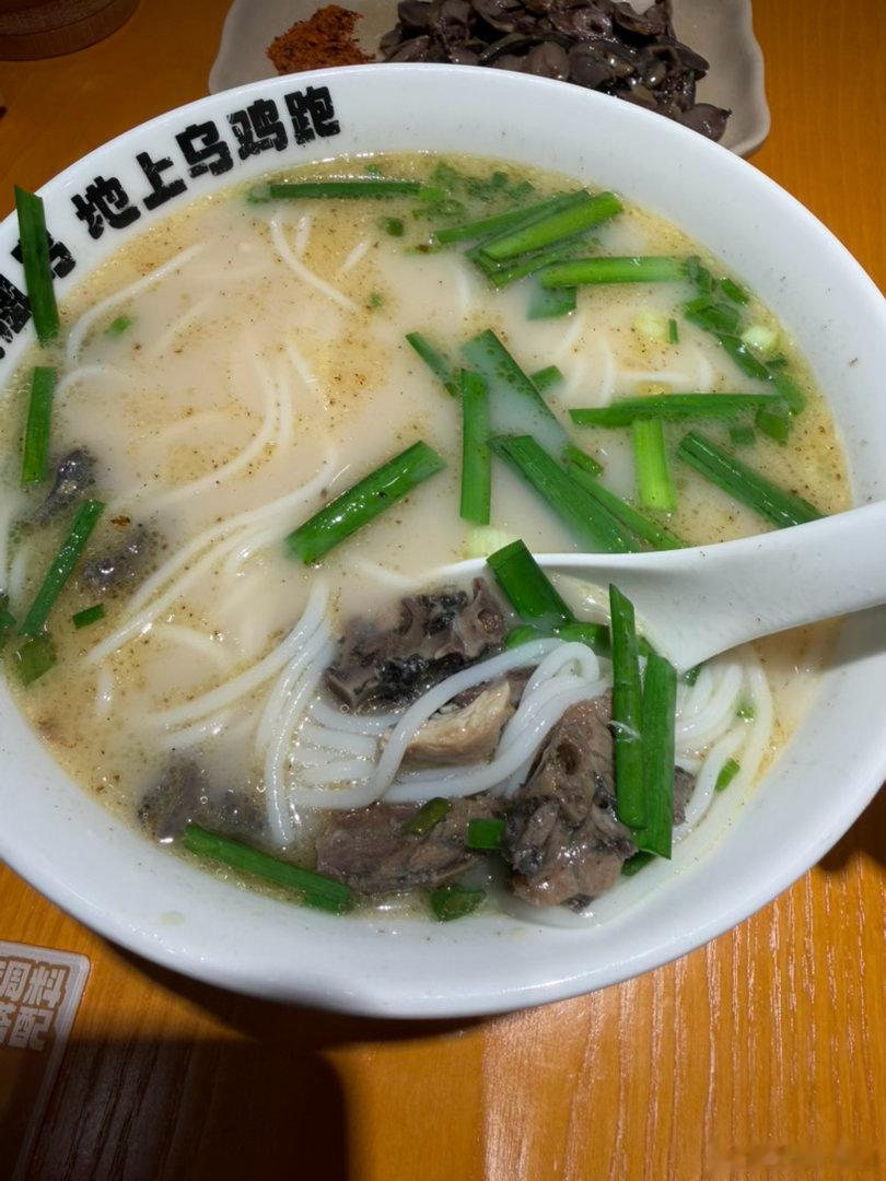 一份乌鸡米线售价18元，给的乌鸡肉那真的太寒酸了！全是骨头，就一小块白肉