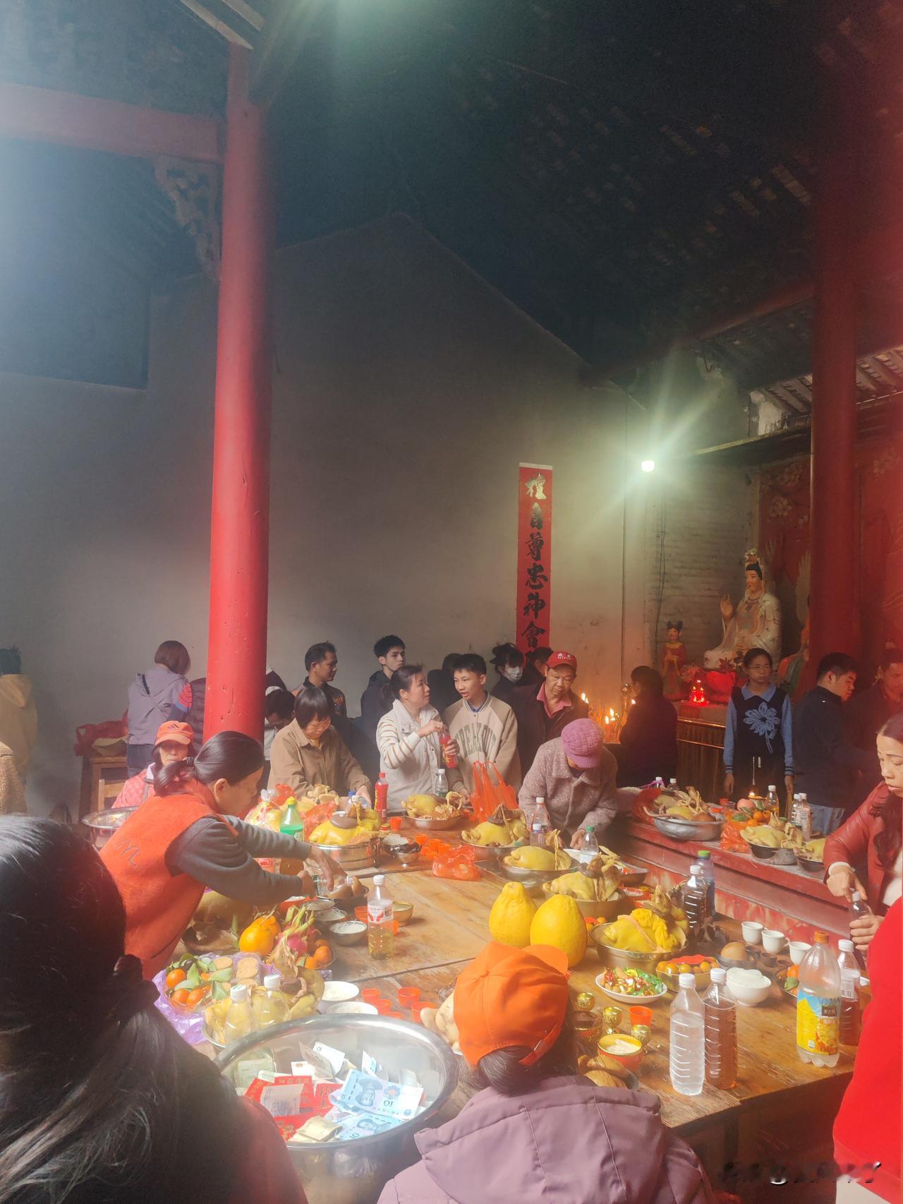 1.昨天大年初二，烧开年纸，祭完祖宗后，来到玉墟宫，又是一片人挤人的景象，逢年过