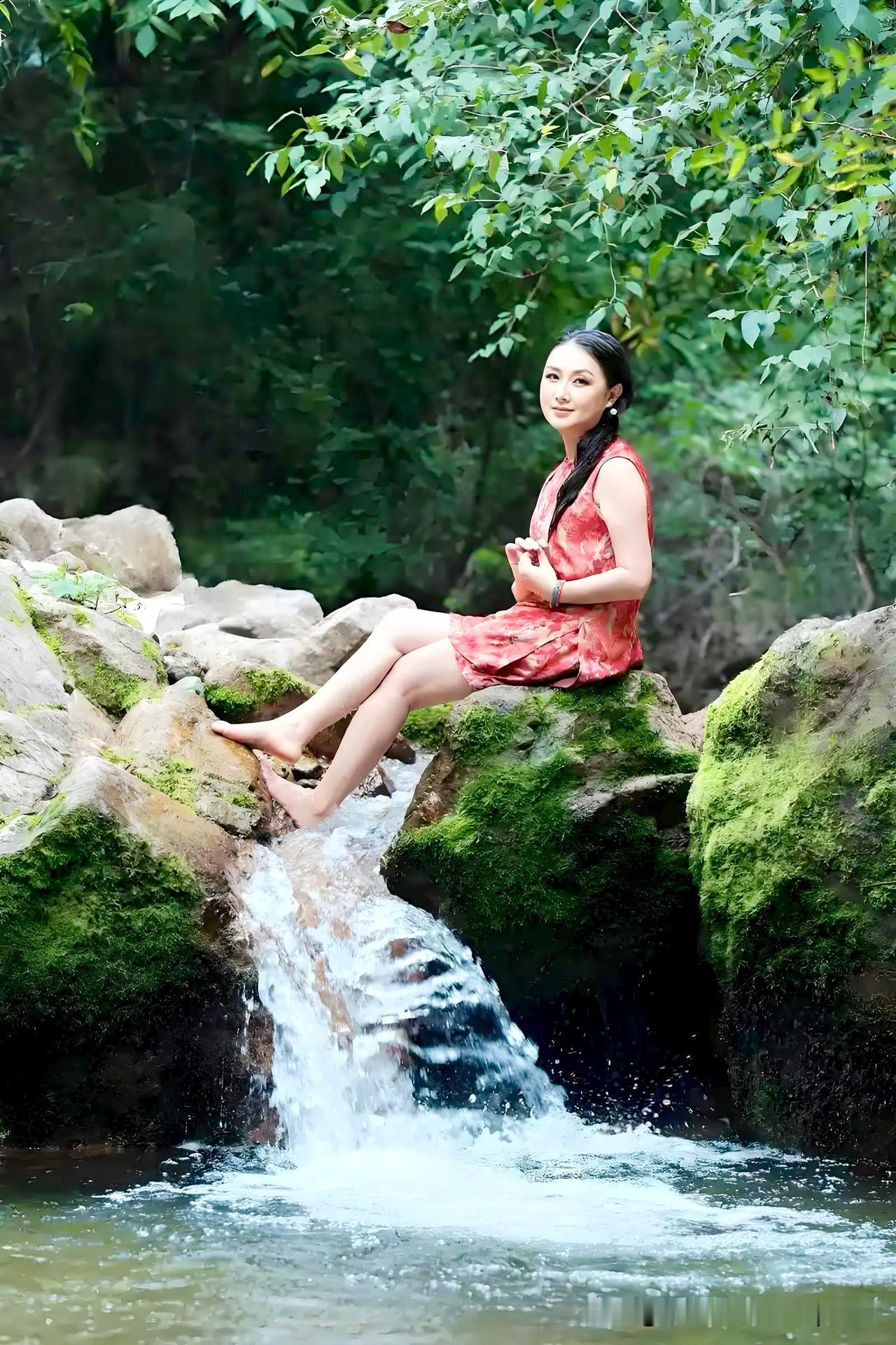 《偶题》 
——宋·张良臣
谁家池馆静萧萧，
斜倚朱门不敢敲。
溪边小立听流水，