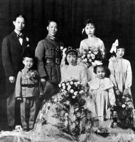 1925年，陈诚上了床，妻子吴舜莲梳洗一番，手刚摸到床边，就被一把推开。吴舜莲大