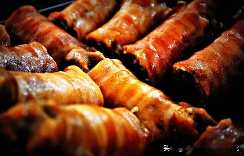 请用一种美食来描述你的家乡我们家乡的美食拐子饭，拐子是猪脚部分的“活肉”，吃起来